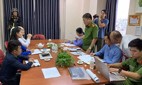 Các cán bộ chiến sĩ Công an TP Hồ Chí Minh khám xét trụ sở Công ty CP địa ốc Alibaba.