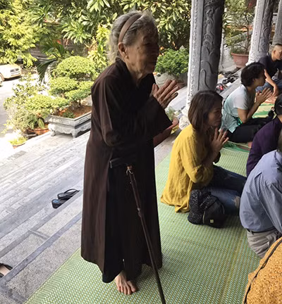 Phật Tử Nguyễn Thị Ái Liên thành tâm lễ cầu cho Cửu huyền thất tổ vào tháng 7 âm tại chùa Bồ Đề.