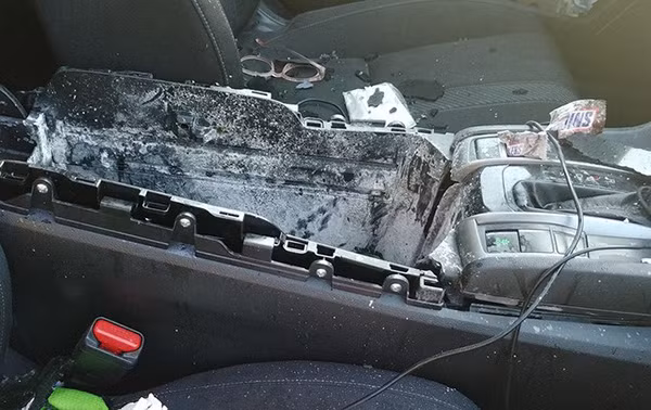 Khoang chứa bệ tỳ tay bên trong chiếc Honda Civic bị vỡ tung.