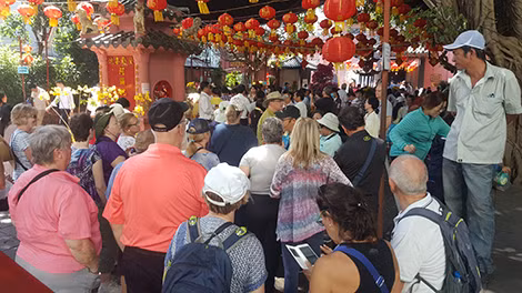 Du khách nước ngoài và phật tử chen chân tại chùa Ngọc Hoàng.