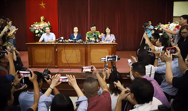 Đại diện các cơ quan chức năng của quận Cầu Giấy (Hà Nội) tại buổi họp báo. (Ảnh: C.Thắng) Đại diện các cơ quan chức năng của quận Cầu Giấy (Hà Nội) tại buổi họp báo. (Ảnh: C.Thắng)