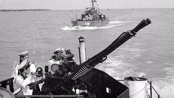 Hải đội 111, Vùng 1 Hải quân thường xuyên tuần tra, sẵn sàng chiến đấu. Ảnh:TTXVN. Hải đội 111, Vùng 1 Hải quân thường xuyên tuần tra, sẵn sàng chiến đấu. Ảnh:TTXVN.