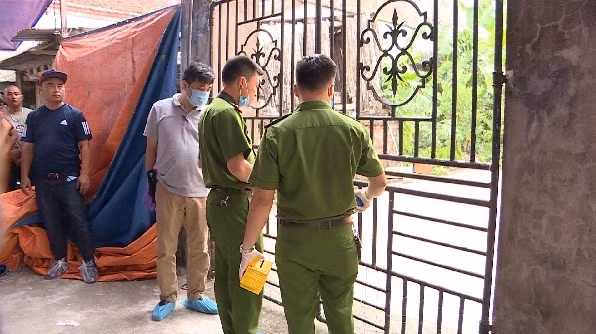 Lực lượng Công an đang tiến hành khám nghiệm hiện trường.