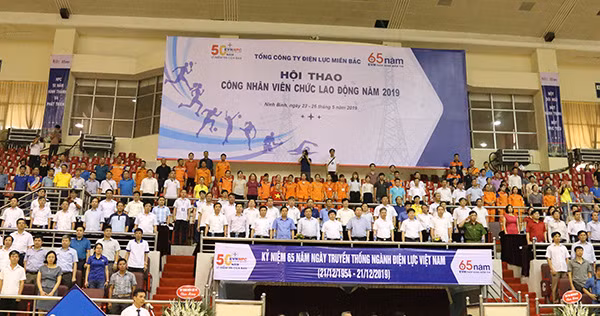 Đại biểu và đông đảo CNVC-NLĐ đã có mặt trong buổi khai mạc.
