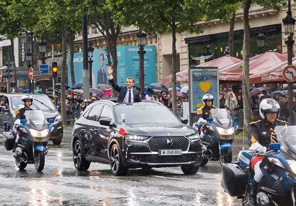 Ngoài việc là tổng thống trẻ nhất trong lịch sử Pháp, Emmanuel Macron còn là một trong những nguyên thủ giản dị nhất thế giới. Trong khi những nhà lãnh đạo khác sử dụng limousine chống đạn chế tạo riêng hoặc tối thiểu là một chiếc "xe dài" thì ông Macron chỉ sử dụng chiếc SUV nội địa DS 7 Crossback. Chiếc SUV này được cải tiến đôi chút để phù hợp với tổng thống như gắn quốc huy, cờ, cửa sổ trời được mở rộng hơn để làm nhiệm vụ xe diễu hành khi cần. Ảnh: Carscoops.