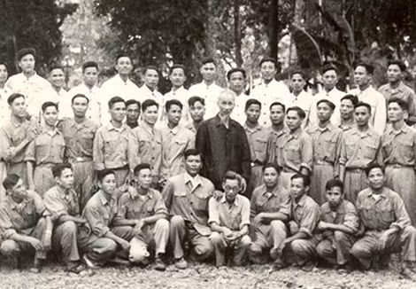 Chủ tịch Hồ Chí Minh chụp ảnh kỷ niệm với cán bộ, chiến sĩ tham gia xây dựng Nhà sàn (5-1958).