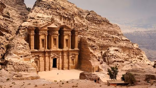 Petra được UNESCO công nhận là Di sản văn hóa thế giới. Petra được UNESCO công nhận là Di sản văn hóa thế giới.