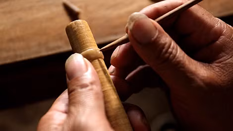 Công đoạn làm khuôn nhẫn bằng sáp ong.