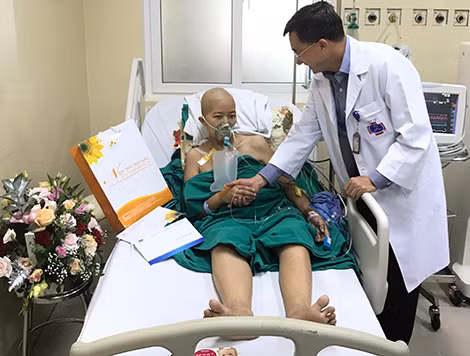 Giám đốc Bệnh viện K - GS.TS Trần Văn Thuấn thăm khám và động viên, tặng quà cho chị Liên.