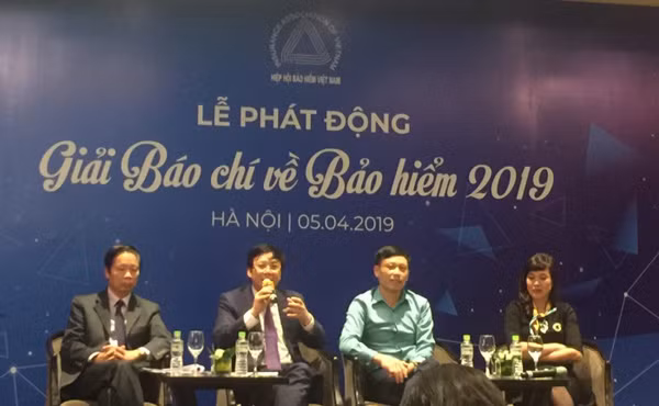 Ông Hồ Quang Lợi, Phó Chủ tịch thường trực Hội Nhà báo Việt Nam, Trưởng ban Giám khảo giải đáp thắc mắc về thể lệ cuộc thi.