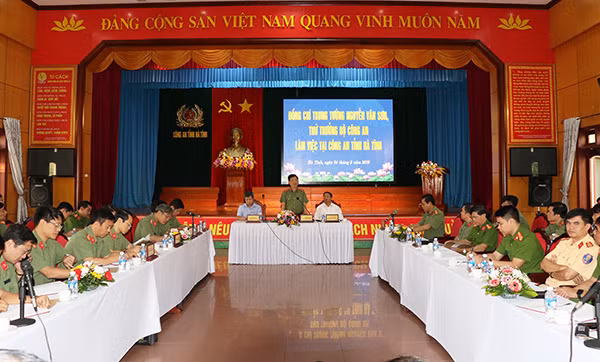 Các đại biểu tham dự buổi làm việc.