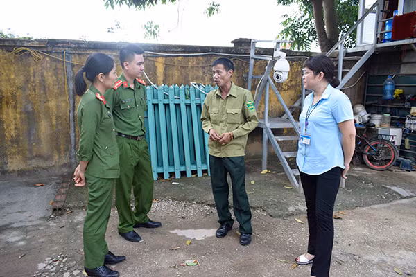 Công an TP Uông Bí và đại diện chính quyền địa phương đang trao đổi với anh Trần Trọng Nghiệp.