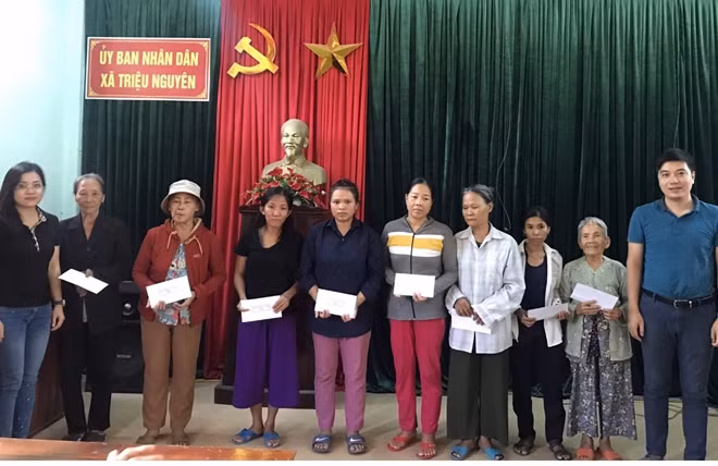 Đoàn công tác trao quà cho các hộ nghèo và gia đình chính sách tại xã Triệu Nguyên (huyện Đakrông, tỉnh Quảng Trị).