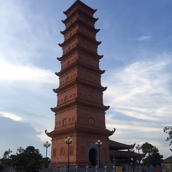 Tháp Tường Long có 9 tầng được khánh thành vào năm 2017.