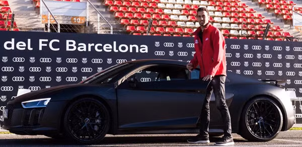 Sergio Busquets bên chiếc Audi R8 Coupe V10 plus màu xám Daytona trị giá 192.000 bảng.