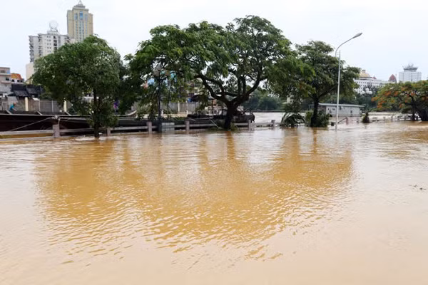 Mưa lớn khiến nước sông Ka Long lên cao và nhiều tuyến phố ngập lụt. Mưa lớn khiến nước sông Ka Long lên cao và nhiều tuyến phố ngập lụt.