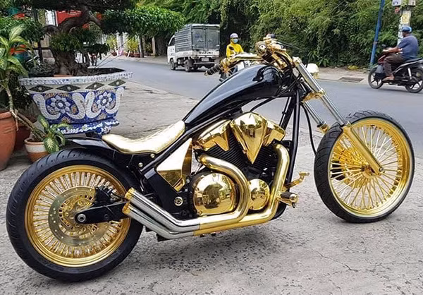Chiếc Honda Fury có giá trị 1,5 tỷ đồng sau khi được mạ vàng là chiếc môtô mạ vàng hoàn thiện sớm nhất trong bộ sưu tập môtô mạ vàng của Phúc XO.