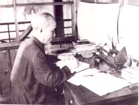 Chủ tịch Hồ Chí Minh làm việc tại tầng 2 Nhà sàn, tháng 4-1960. Chủ tịch Hồ Chí Minh làm việc tại tầng 2 Nhà sàn, tháng 4-1960.