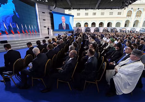 Các nghị sĩ Nga nghe Tổng thống Putin đọc Thông điệp Liên bang.