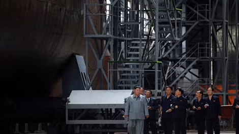 Chủ tịch Kim Jong-un thăm một tàu ngầm tấn công của CHDCND Triều Tiên.