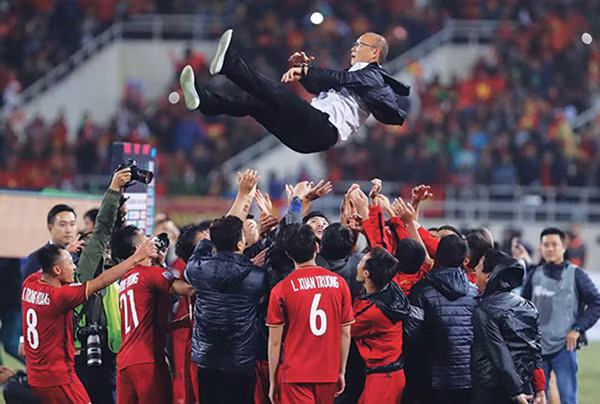 HLV Park Hang-seo được toàn thể các học trò vinh danh ngay sau khi ĐT Việt Nam giành ngôi vô địch AFF Cup 2018. HLV Park Hang-seo được toàn thể các học trò vinh danh ngay sau khi ĐT Việt Nam giành ngôi vô địch AFF Cup 2018.