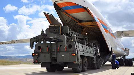 Xe và thiết bị quân sự thuộc hệ thống phòng không S-400 được dỡ xuống từ máy bay vận tải của Nga, tại sân bay quân sự Murted ở Ankara, Thổ Nhĩ Kỳ, ngày 12-7.