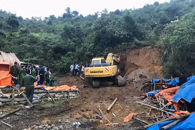 Cán bộ Công an khám nghiệm hiện trường vụ sập mỏ thiếc cũ khiến 3 người tử vong.
