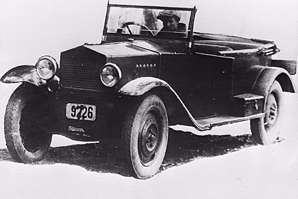 Thập niên 1930, tình hình thay đổi khi giới chức Liên Xô nhìn nhận hoạt động đua ô tô như một loại hình huấn luyện quân sự. Hoạt động đua ô tô nhanh chóng phát triển ở Liên Xô cùng sự quan tâm của báo chí nước này.