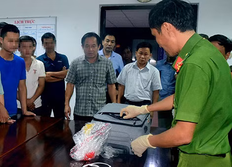 Công an tỉnh Thừa Thiên-Huế khám xét chiếc valy chứa ma túy do Tiến vận chuyển trên tàu hỏa.