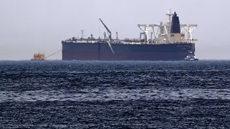 Tàu chở dầu Saudi Arabia di qua eo biển Hormuz.