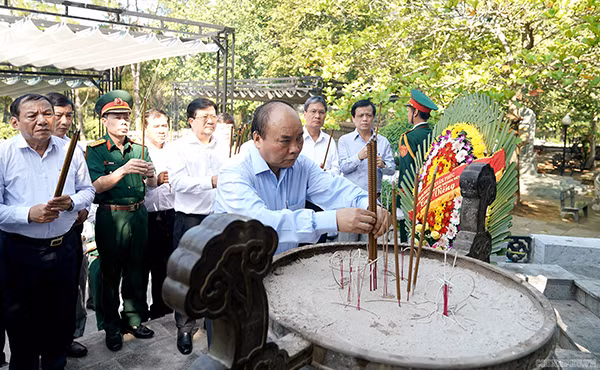 Thủ tướng Nguyễn Xuân Phúc, Phó Thủ tướng Trịnh Đình Dũng dâng hương tại Nghĩa trang Liệt sĩ quốc gia Trường Sơn.