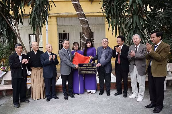 Trường Đại học Khoa học Xã hội và Nhân văn gắn biển cây vú sữa mà Takano Isao trồng trong khuôn viên B7Bis Bách Khoa.