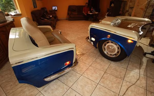 ... trong khi phần đuôi xe một chiếc Rolls-Royce cũng được thiết kế thành ghế salon sang chảnh.