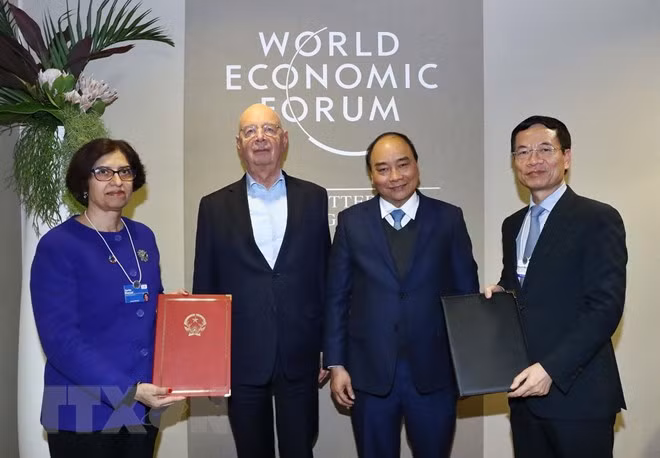 Thủ tướng Nguyễn Xuân Phúc cùng Chủ tịch điều hành và sáng lập WEF Klaus Schwab chứng kiến Lễ ký thỏa thuận hợp tác về xây dựng Trung tâm Cách mạng công nghiệp 4.0.