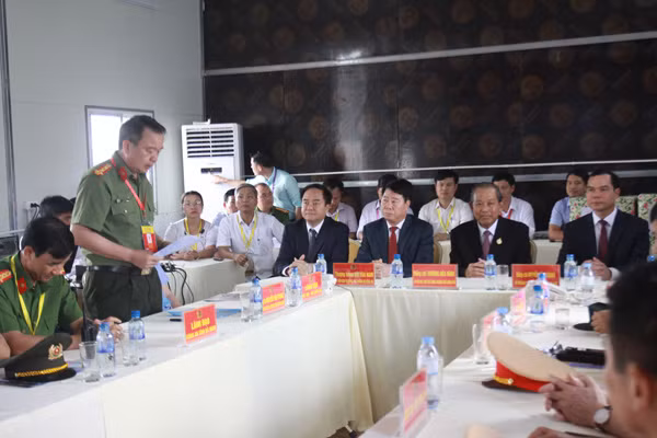 Đại tá Nguyễn Văn Trung, Giám đốc Công an tỉnh Hà Nam báo cáo với Phó Thủ tướng và các đại biểu về kết quả đảm bảo ANTT Đại lễ Vesak 2019.