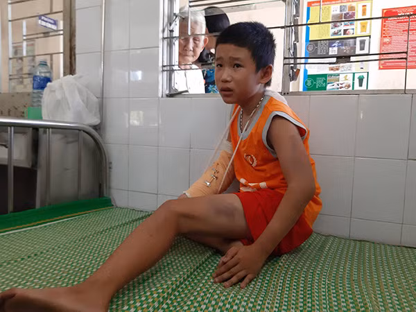 Em Linh bị đánh bầm tím người, gãy tay đang phải nhập viện điều trị.
