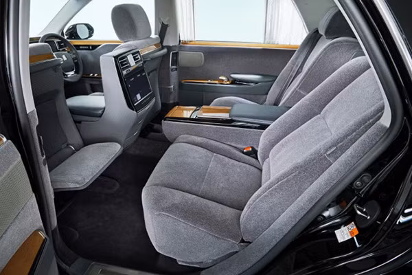 Nội thất trên Toyota Century.