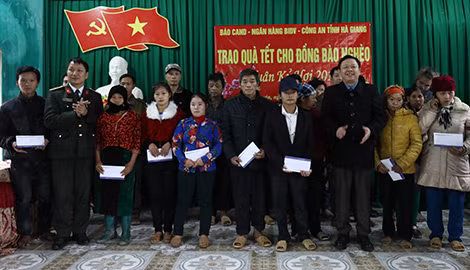 Báo CAND và Ngân hàng BIDV cùng Công an tỉnh Hà Giang trao quà Tết cho đồng bào nghèo xã Thuận Hòa.
