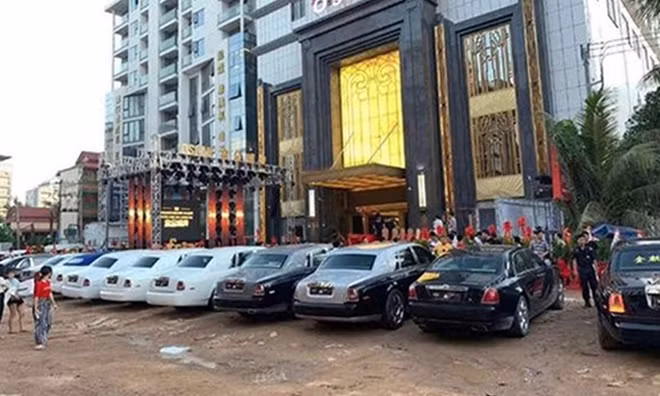 Những chiếc xe siêu sang Rolls-Royce đổ bộ trước casino ở Campuchia.