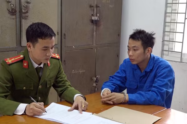 Đối tượng Trịnh Xuân Định tại cơ quan Công an. Đối tượng Trịnh Xuân Định tại cơ quan Công an.