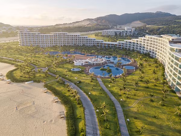 FLC Holiday giúp hiện thực hóa những kỳ nghỉ sang trọng tại các khu nghỉ dưỡng cao cấp. FLC Holiday giúp hiện thực hóa những kỳ nghỉ sang trọng tại các khu nghỉ dưỡng cao cấp.