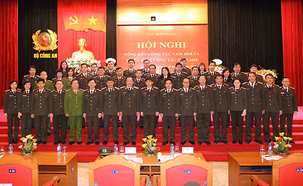 Thứ trưởng Nguyễn Văn Thành cùng các đại biểu.