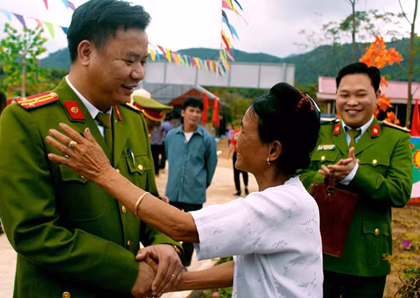 Trung đoàn CSCĐ Đông Bắc thường xuyên tổ chức thăm hỏi, giúp đỡ nhân dân.