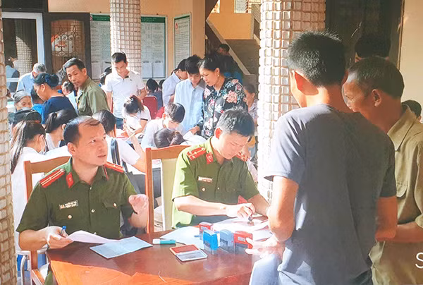 Công an thị trấn Minh Quang huyện Mê Linh làm thủ tục cấp thẻ CCCD cho người dân.