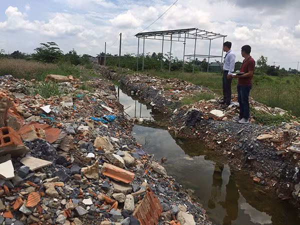 Cán bộ phường Thạnh Xuân kiểm tra tại một vị trí phân lô bán nền trái phép.