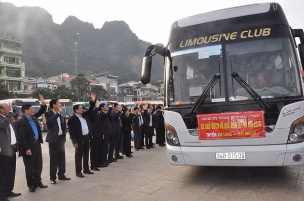 33 chuyến xe chở hơn 600 công nhân và 1.000 người thân của Công ty Than Hòn Gai về quê ăn tết.