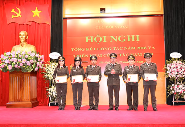 Thứ trưởng Nguyễn Văn Thành trao Kỷ niệm chương “Vì thế hệ trẻ” của Trung ương Đoàn Thanh niên Cộng sản Hồ Chí Minh tặng các cá nhân có nhiều cống hiến cho sự nghiệp giáo dục, đào tạo, bồi dưỡng thế hệ trẻ.