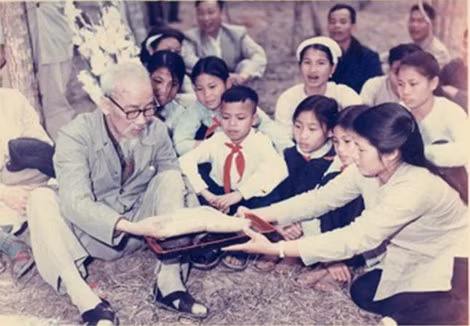 Bác Hồ trồng cây tại đồi Vật Lại, nói chuyện với nhân dân, cán bộ và thiếu nhi Hà Tây ngày 16-2-1969.