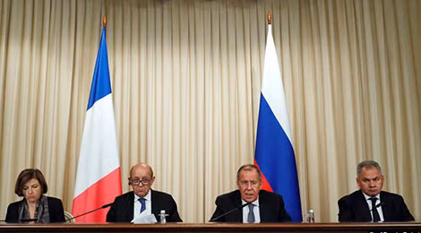 Từ trái qua: Bộ trưởng Quốc phòng Pháp Florence Parly, Ngoại trưởng Pháp Yves Le Drian, Ngoại trưởng Nga Sergey Lavrov, Bộ trưởng Quốc phòng Nga Sergey Shoygu trong cuộc họp Hội đồng hợp tác an ninh Pháp - Nga (2+2), tại Moscow, Nga, ngày 9-9.