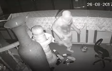 Camera ghi lại hình ảnh Năm đột nhập tiệm vàng. Camera ghi lại hình ảnh Năm đột nhập tiệm vàng.